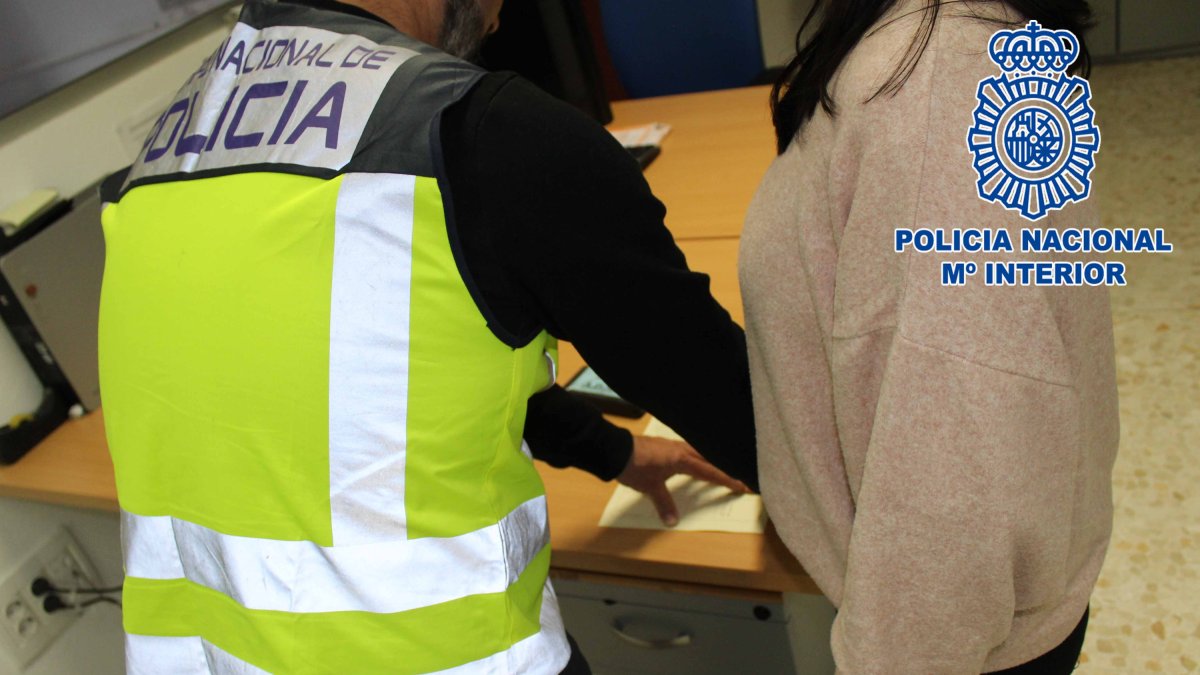 Los miembros de la organización actuaban como intermediarios entre el extranjero interesado en regularizar su situación.