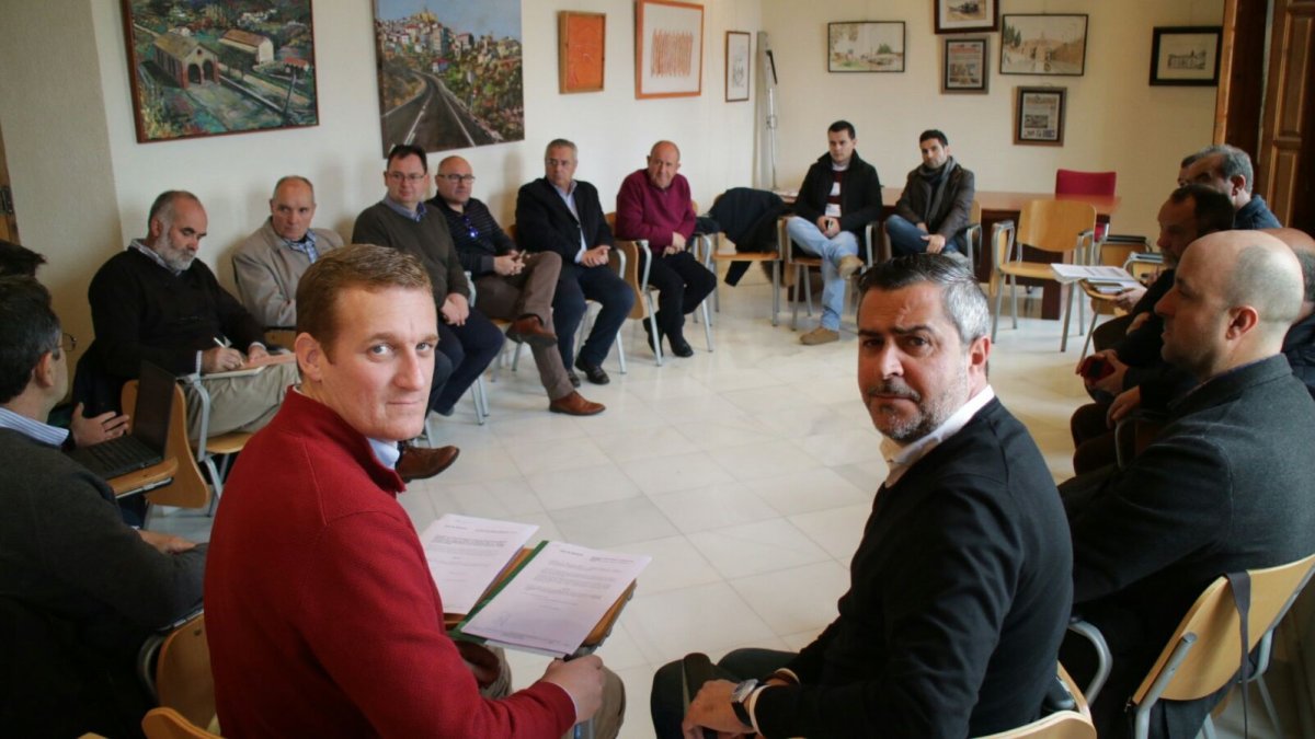 El delegado y el alcalde de Serón con el resto de regidores.