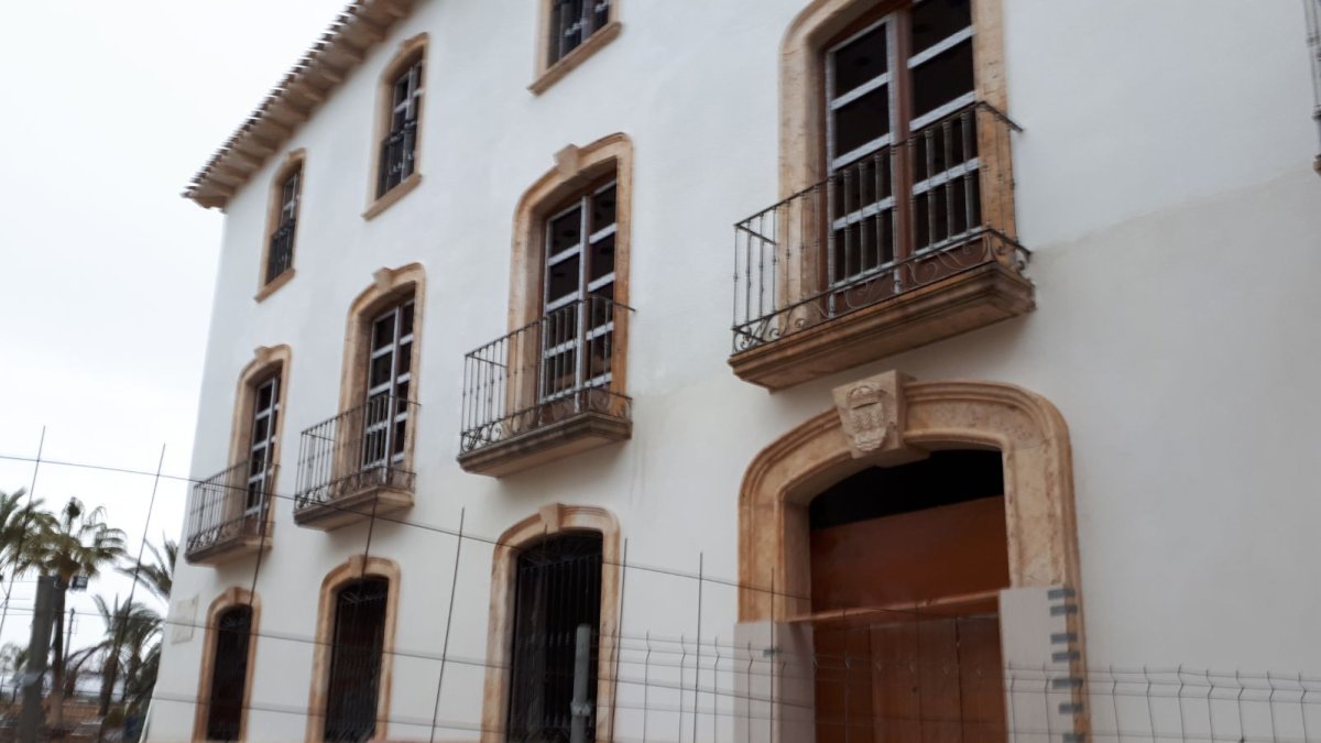 Espacio destinado a la futura puerta del convento situado en la fachada del edificio.