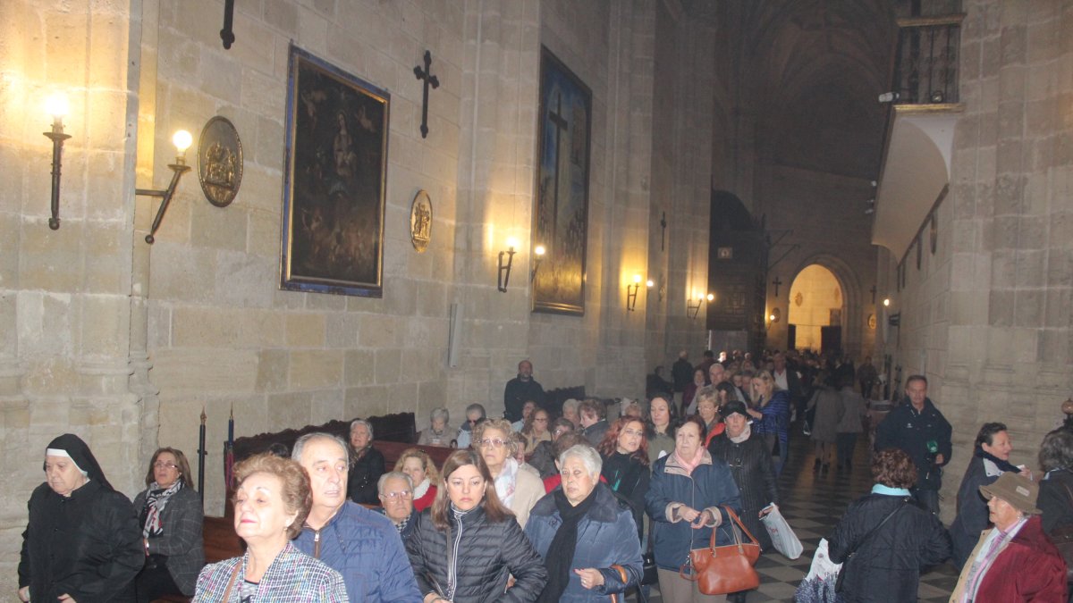Largas colas en el interior del templo catedralicio para besar los pies del Señor Cautivo de Medinaceli.