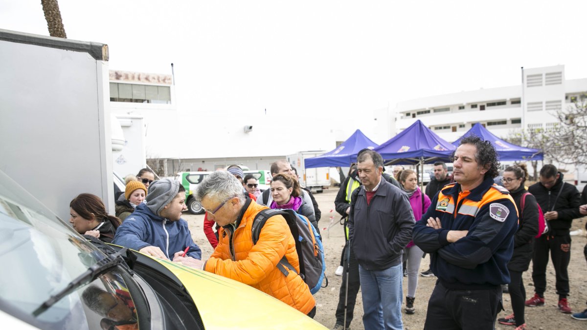 Voluntarios organizándose esta mañana en Las Negras para buscar al pequeño.