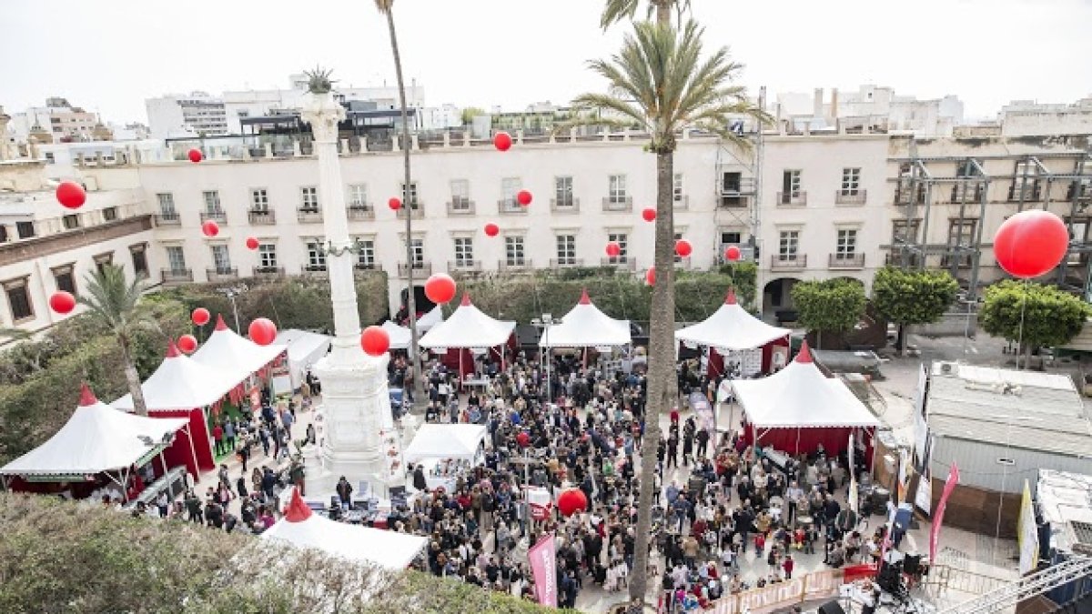 Cientos de personas pasarán hoy por la Plaza Vieja de Almería.