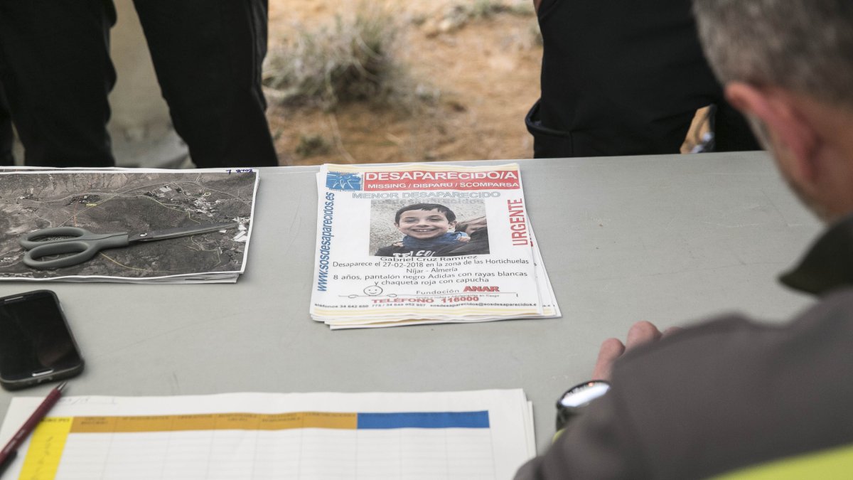 La imagen del pequeño Gabriel Cruz sobre la mesa del puesto de mando operativo desplegado en Las Hortichuelas.