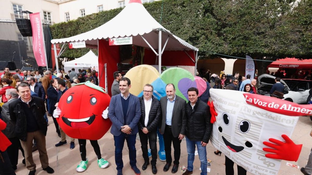 El director de LA VOZ y el alcalde de Almería han visitado la fiesta del Día del Tomate.