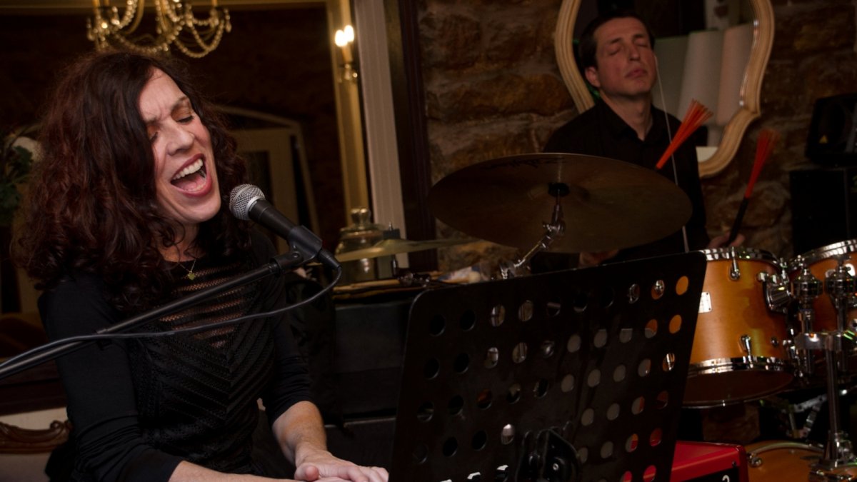 Elena Cano durante algunas de sus actuaciones, cantando y al piano.