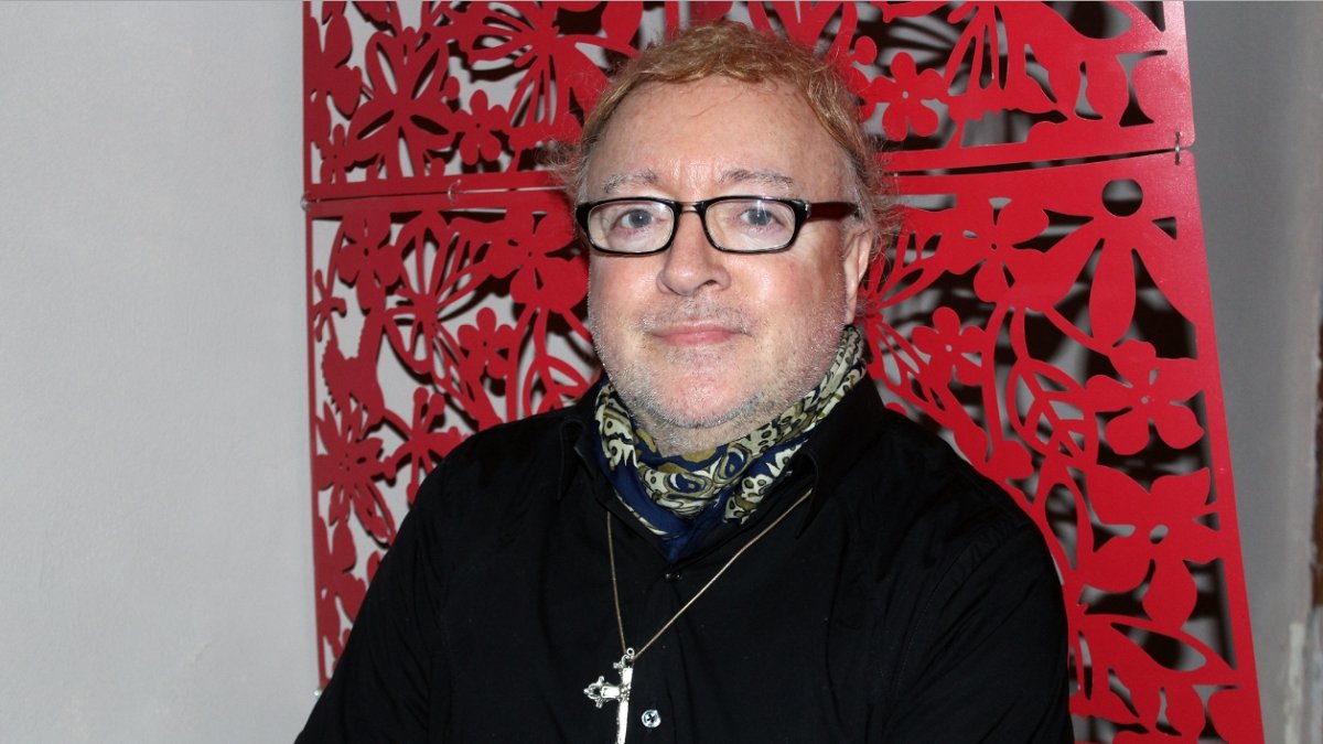 Paco Porras  lleva varios años afincado en Almería. Pasa consulta como naturopata y astrólogo en una tetería.