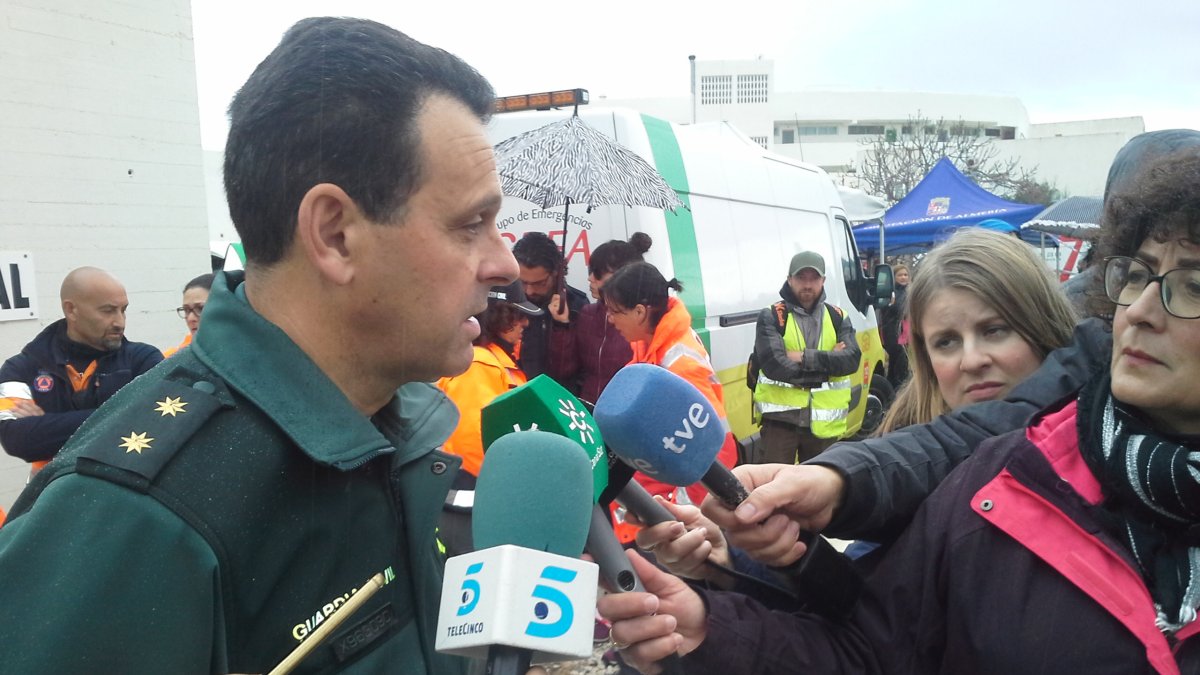El teniente coronel de la Guardia Civil, José Hernández Mosquera, atiende a los medios de comunicación.