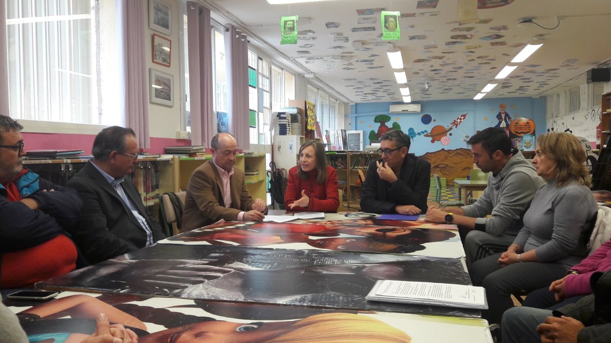 Reunión con la delegada territorial de Educación, Francisca Fernández.