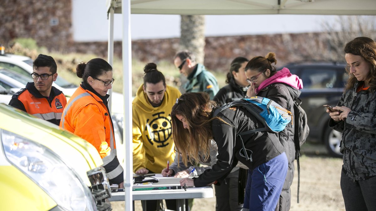 Voluntarios inscribiéndose en el puesto avanzado a primera hora de la mañana.