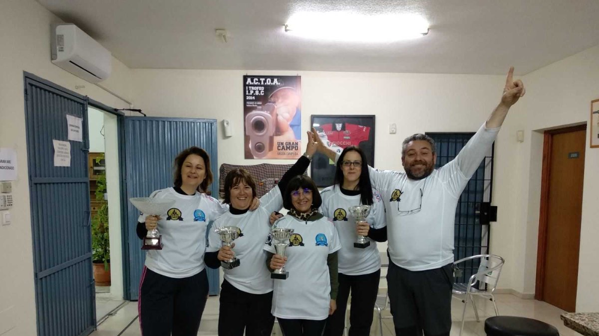 Las campeonas celebrando.