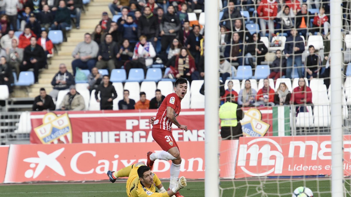Gaspar anotando su primer gol con el Almería.