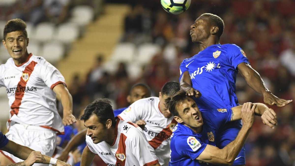 Pervis cabecea en el partido de la primera vuelta.