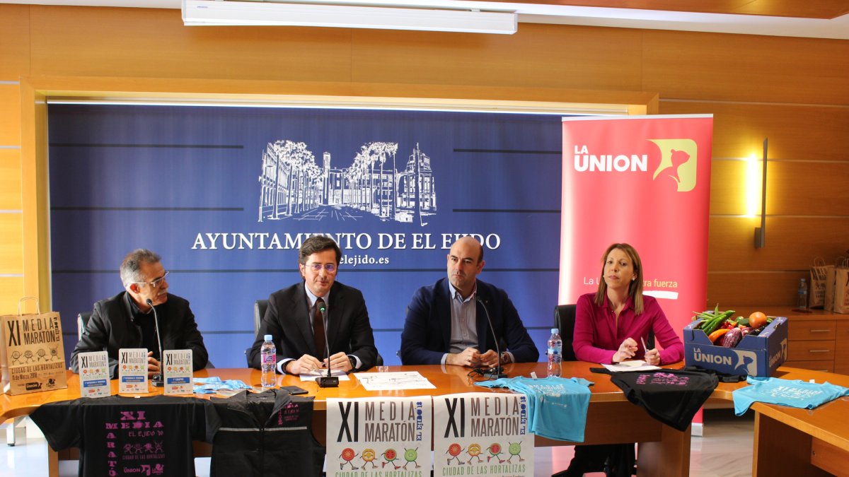 Presentación de la XI Media Maratón de El Ejido en la que Góngora también ha abordado temas de actualidad.