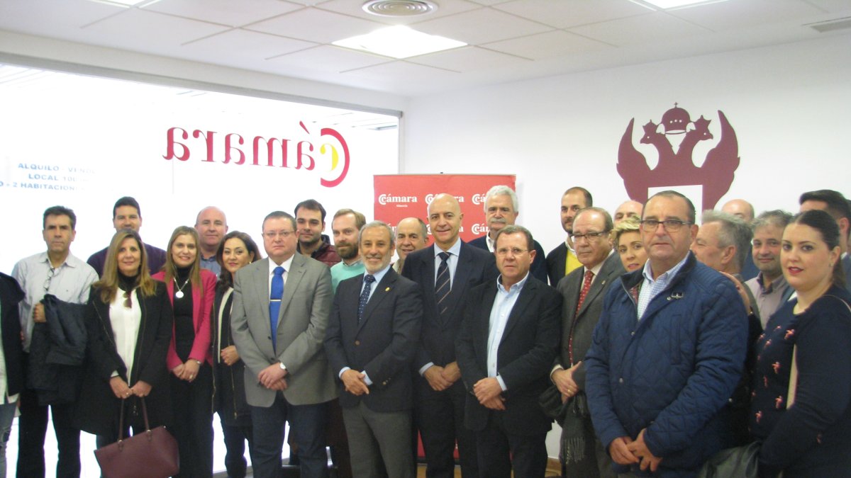 Empresarios de la comarca levantina en la inauguración de la sede de la Cámara.