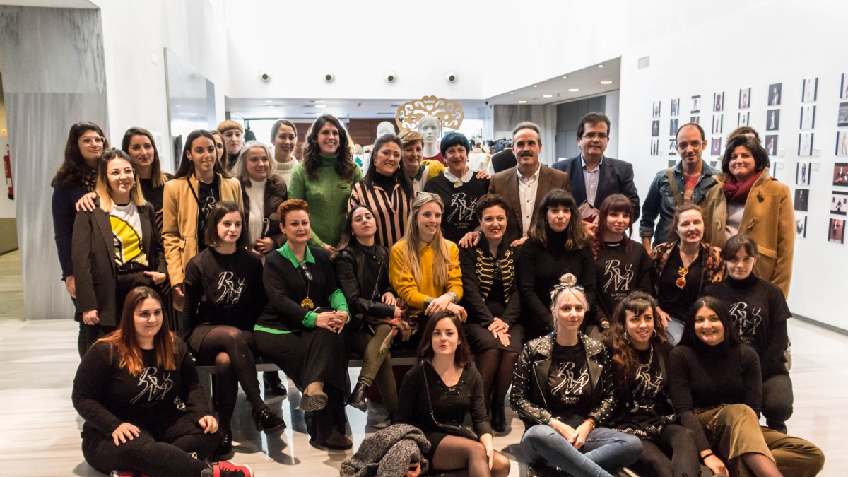 Foto de familia de las diseñadoras participantes en la muestra.