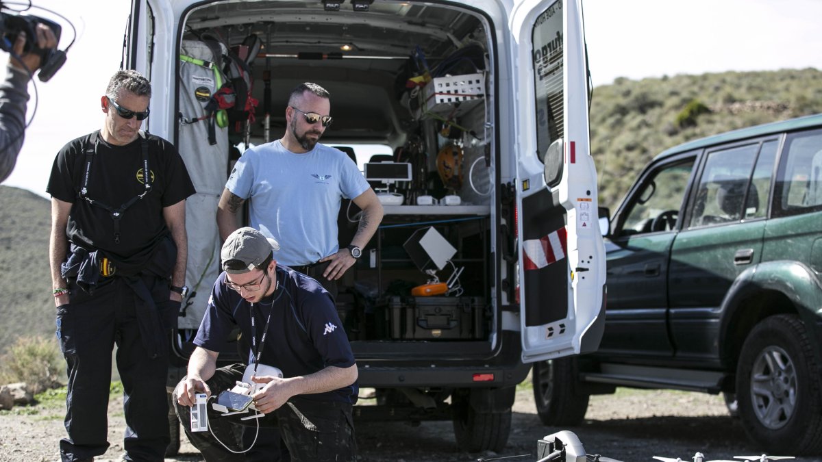 Drones preparados para sobrevolar la zona.