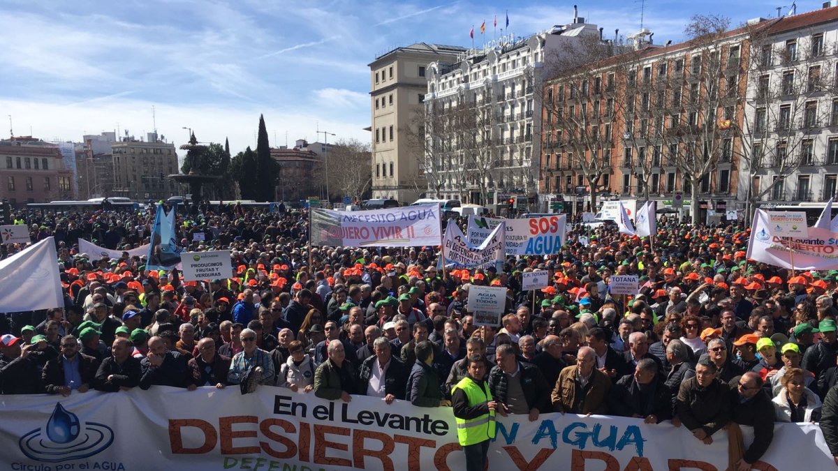 Cerca de 50.000 regantes han recorrido las calles de Madrid para exigir precios justos para el agua.