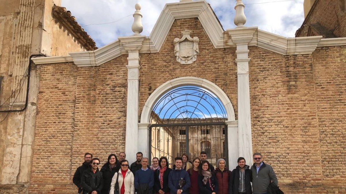 Alumnos y docentes de la Universidad de Granada con la alcaldesa y ediles en el palacio.