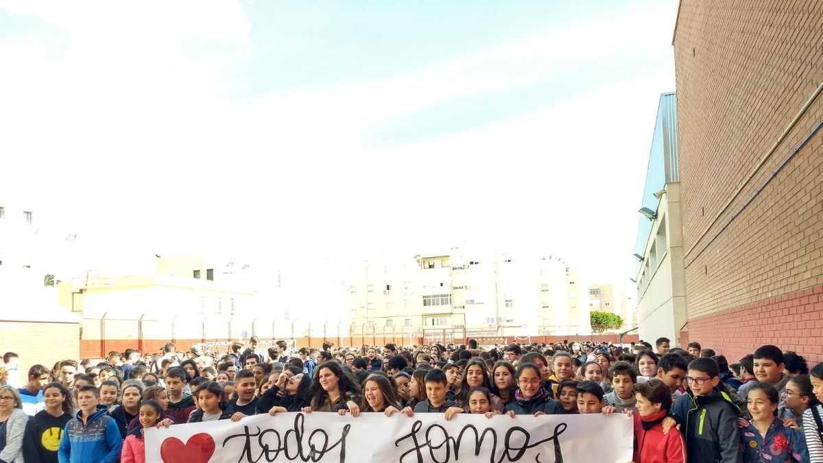 Concentración, esta mañana, en el IES Nicolás Salmerón de la capital.