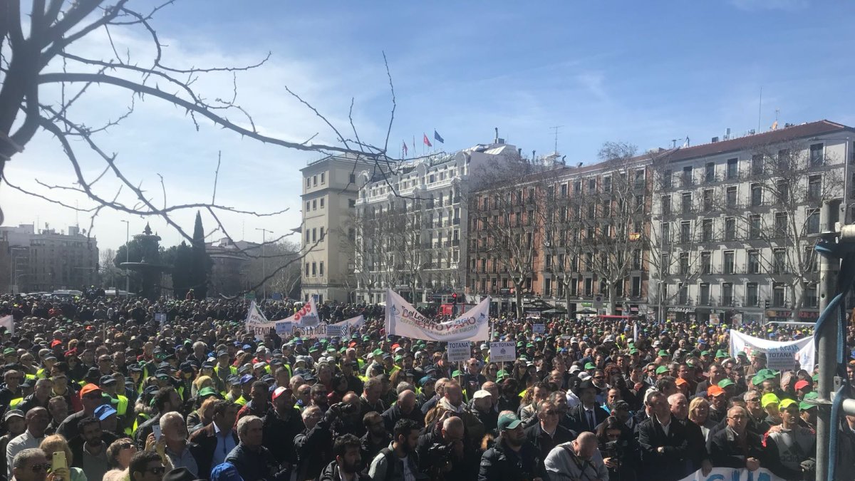 Concentración de los regantes ante el Ministerio de Agricultura