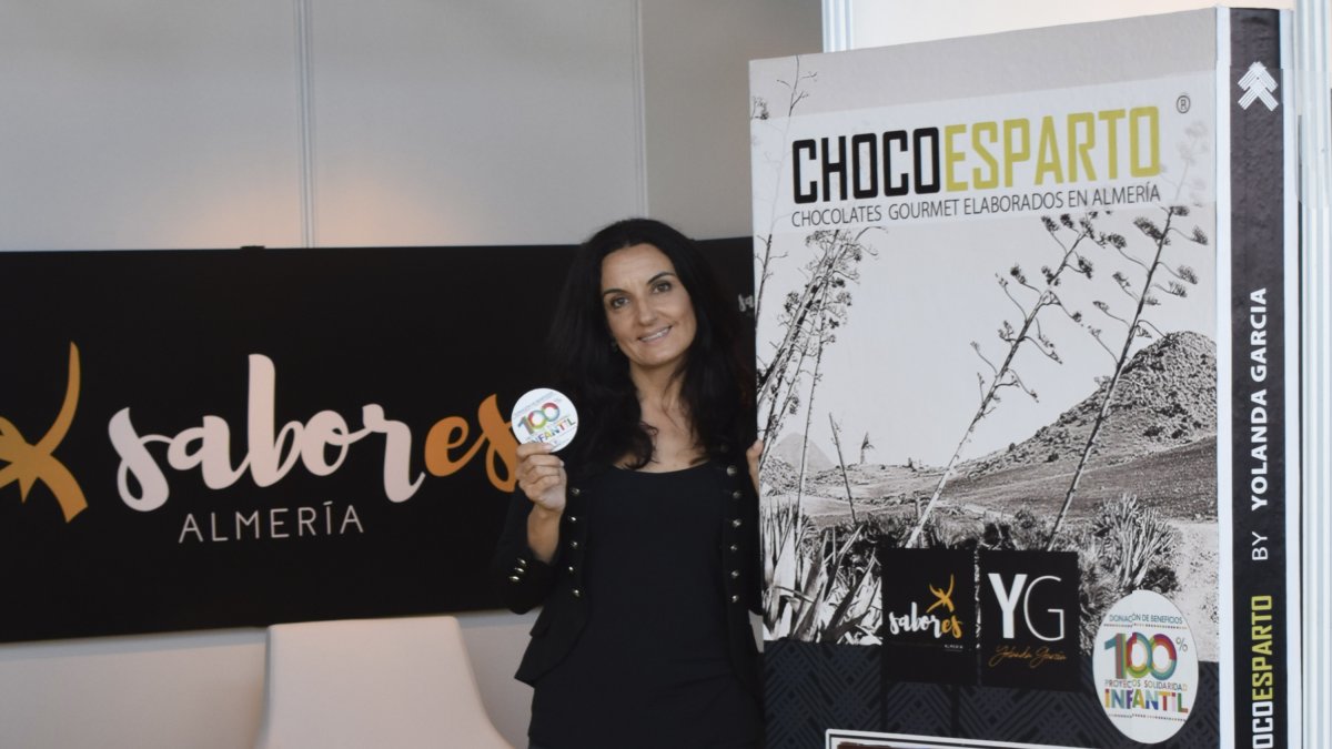 Yolanda García con el premiado ChocoEsparto