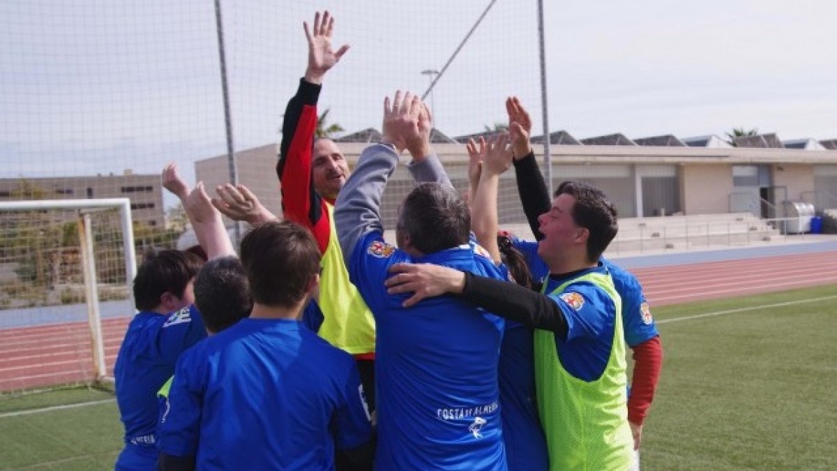 Fernando Soriano dando clases de fútbol y de ilusión.