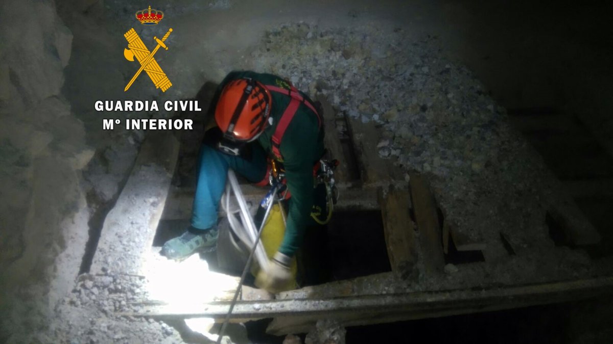 Fotografía de un rescate realizado por la Guardia Civil facilitada por el Instituto Armado.