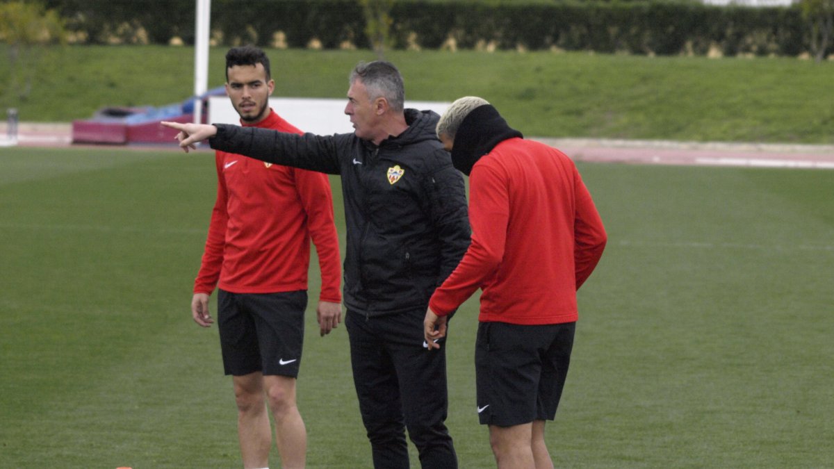 Lucas Alcaraz hablando con los jugadores.