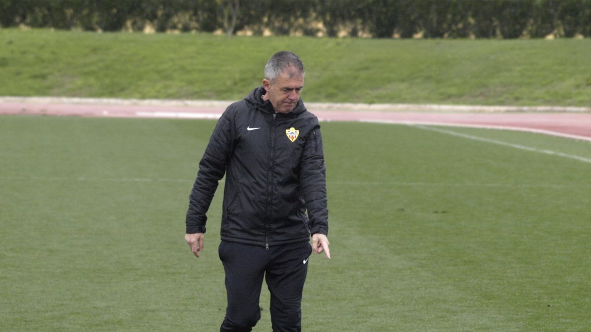 El míster concentrado en el entrenamiento.