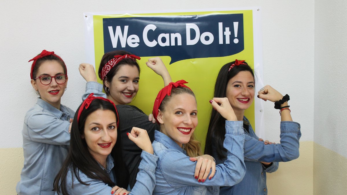 Alumnas de Trabajo Social recordando a Rosie la Remachadora.