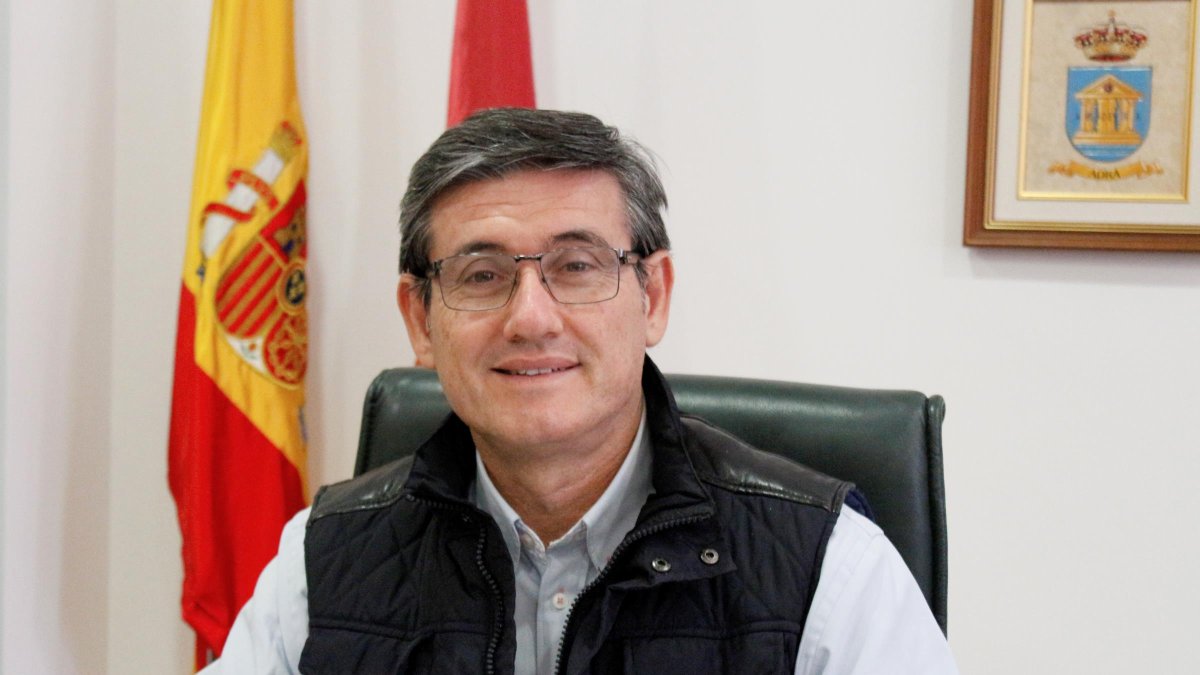 Manuel Cortés en su despacho de alcaldía en el Ayuntamiento de Adra.