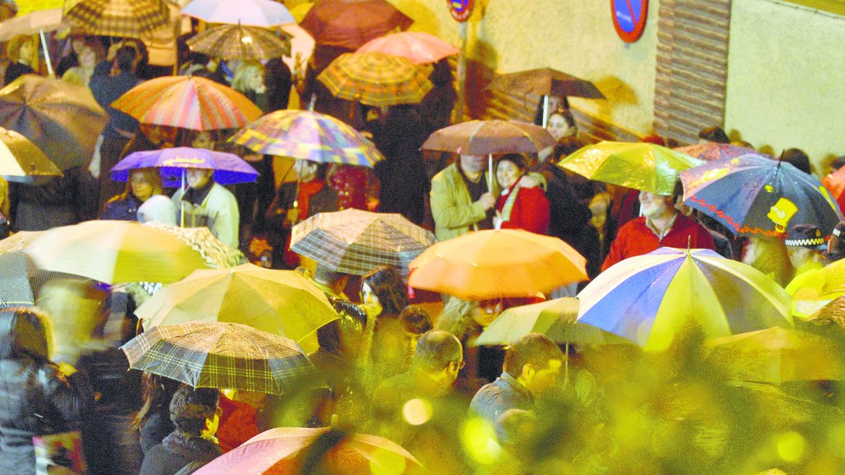 Lluvia en Almería durante una procesión de Semana Santa.