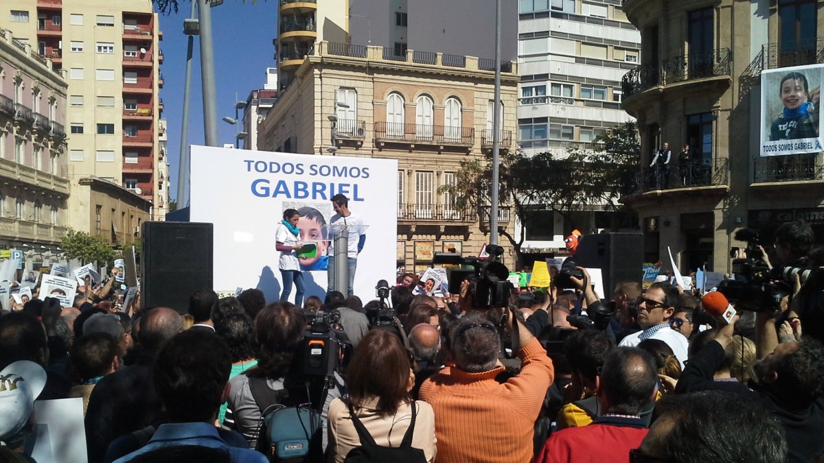 Los padres de Gabriel, Patricia y Ángel, en el escenario de la concentración.