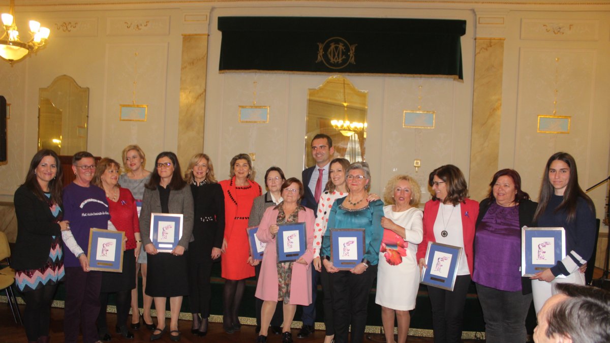 El alcalde y concejalas con Mª del Mar Reche, Mª José Palomino, Mª Castillo, Marisol Castillo, Mercedes Oliver, Teresa Novo, Isabel Pérez y Loreto Va