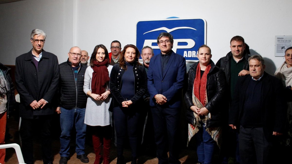 Carmen Crespo y Manuel Cortés junto al resto de miembros del Comité Ejecutivo Local del PP en Adra.