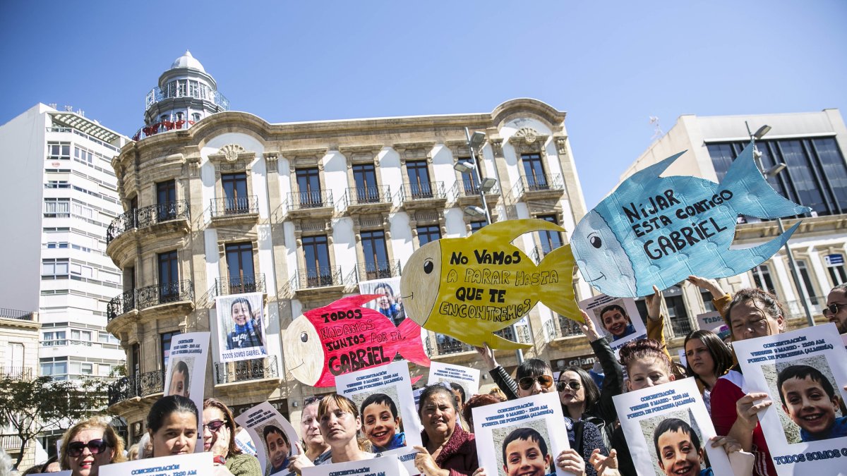 Teniendo como testigo la Casa de las Mariposas, la Puerta de Purchena se llenó ayer de pancartas con dibujos de peces y mensajes dirigidos al pequeño