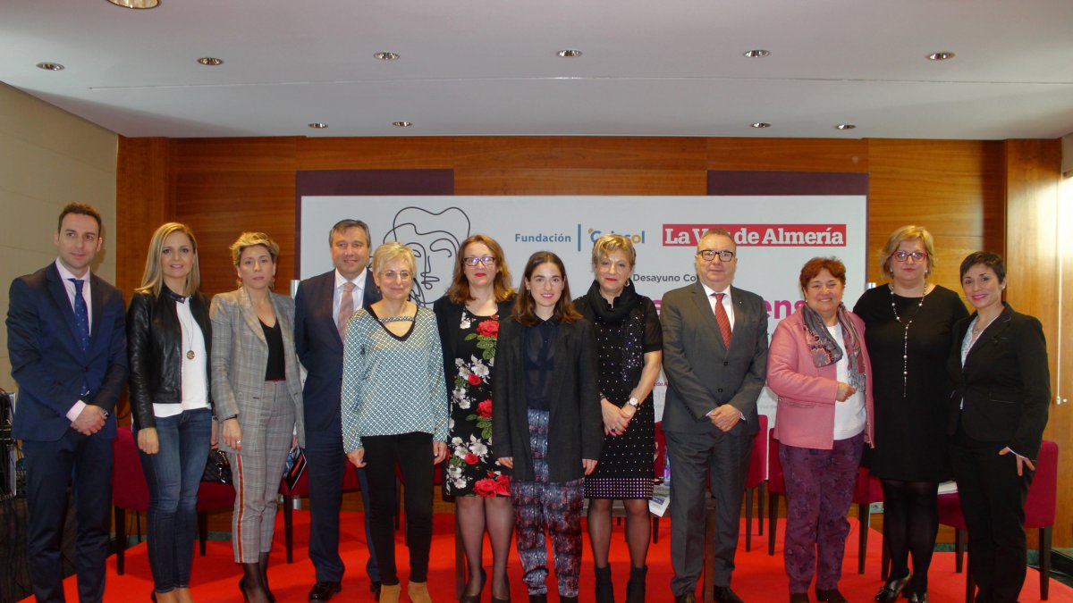 Las ponentes, junto a la dirección de La Voz y Fundación Cajasol