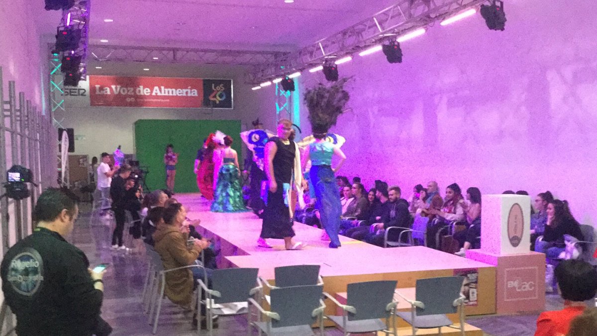 El Palacio de Congresos y Exposiciones de Aguadulce acoge la ‘Almería Wellness&Beauty’, donde tienen lugar gran número de actividades como Pasarela S