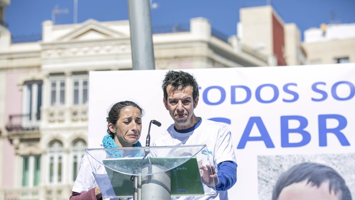 Patricia y Ángel, los padres del pequeño Gabriel Cruz Ramírez, el pasado viernes, rotos de dolor en la concentración por su hijo.