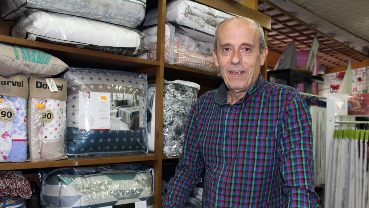 Juan Utrera Carreño lleva toda la vida dirigiendo la tienda Dante, especializada en cortinas y artículos del hogar.