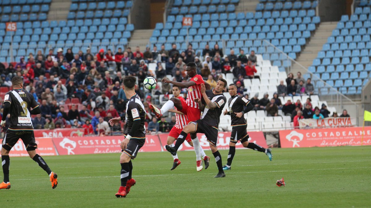 Sulayman disputando un balón ante el Rayo.