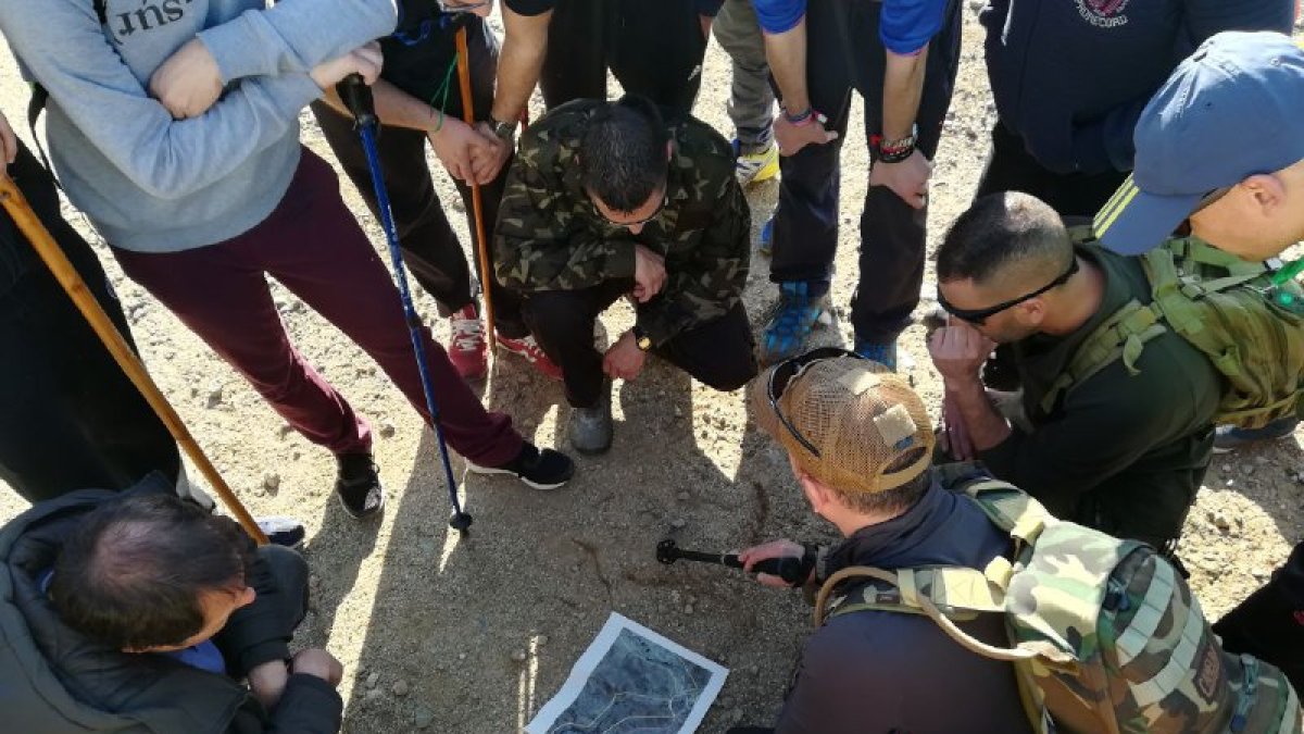 Al inicio de la jornada un grupo de voluntarios atendiendo las instrucciones del operativo y la zona de búsqueda que iban a realizar.