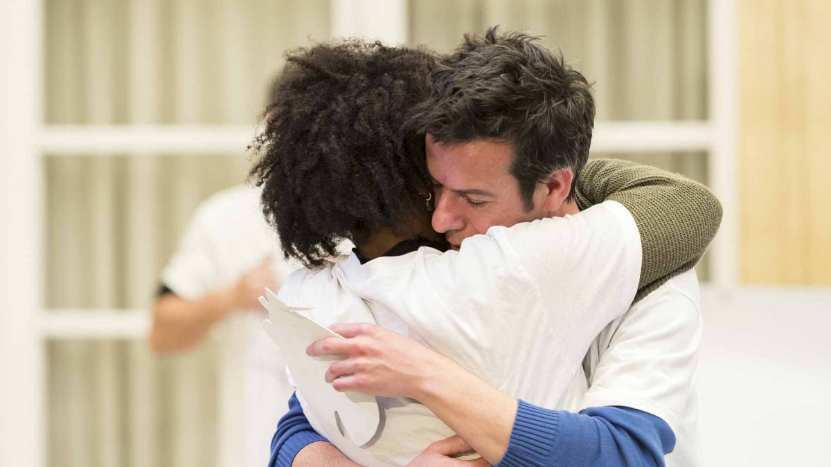 Abrazo entre el padre de Gabriel y la detenida tras las concentración del viernes