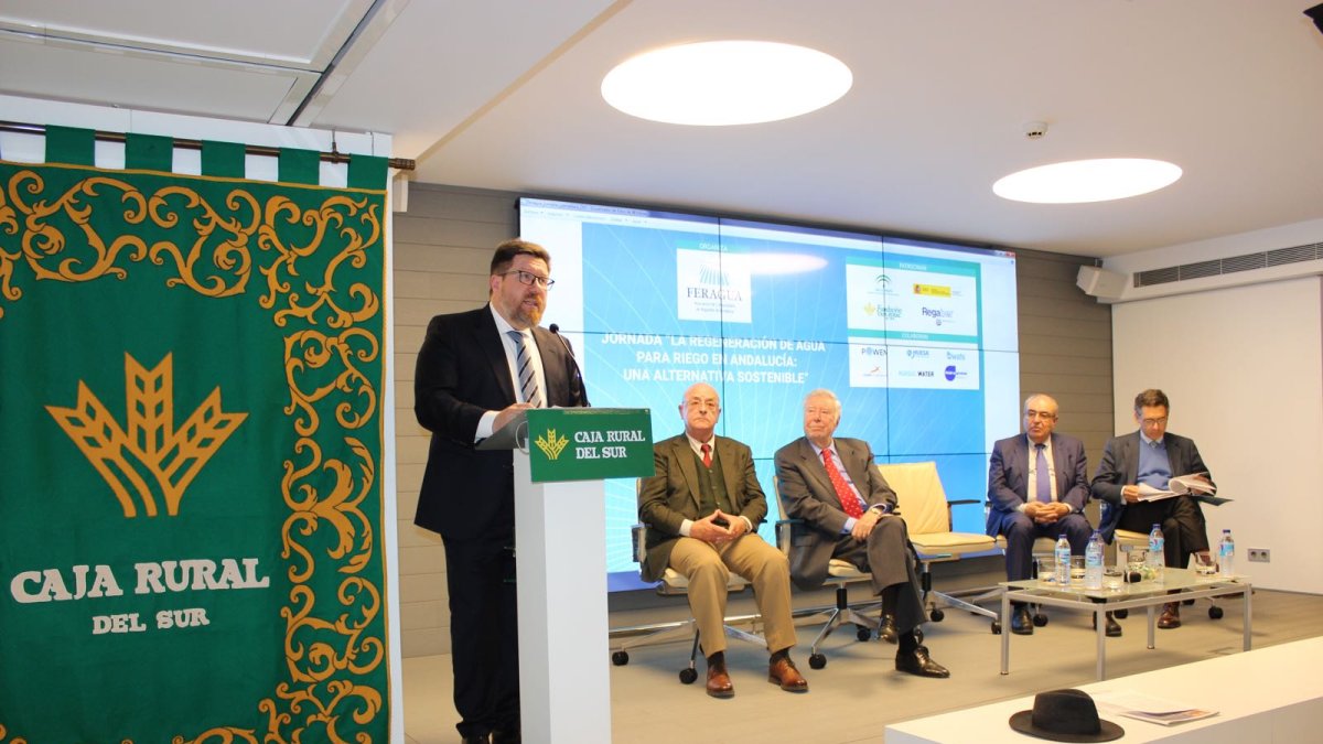 El consejero de Agricultura, durante su intervención en Feragua.