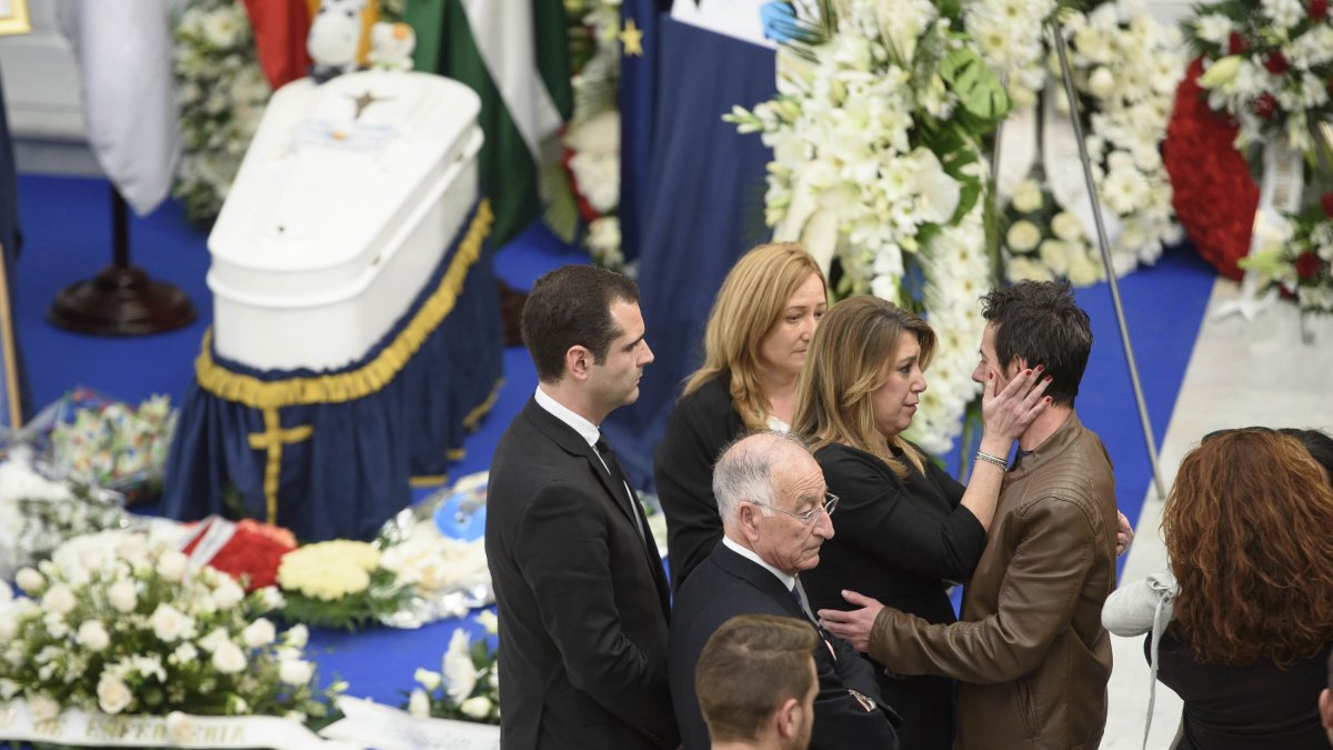 Susana Díaz expresa sus condolencias a Ángel Cruz, padre de Gabriel.