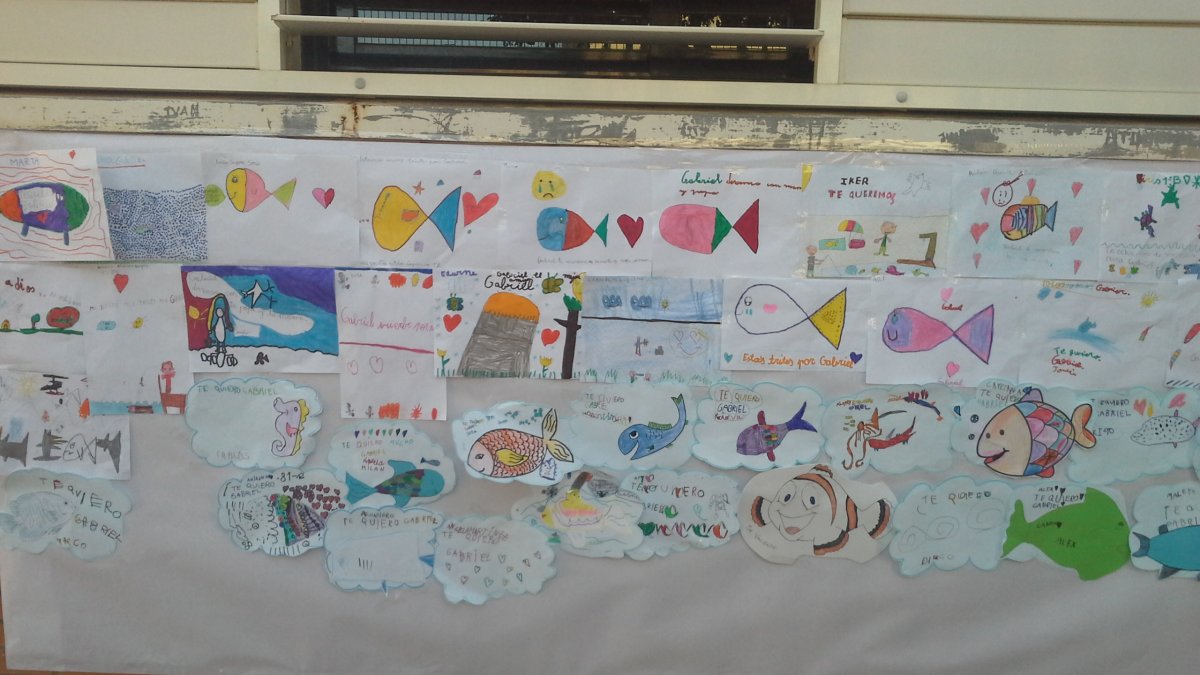 Dibujos de peces en memoria de Gabriel.