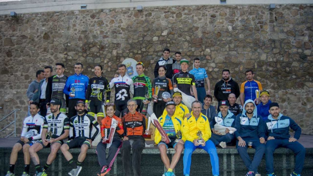 La familia del pedal posa unida.