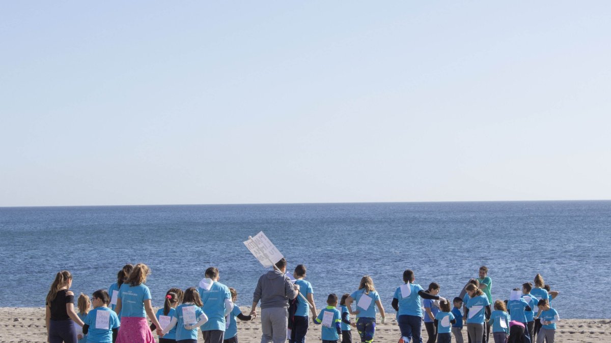 Alumnos del colegio Federico García Lorca limpian la playa urbana del Ancón.