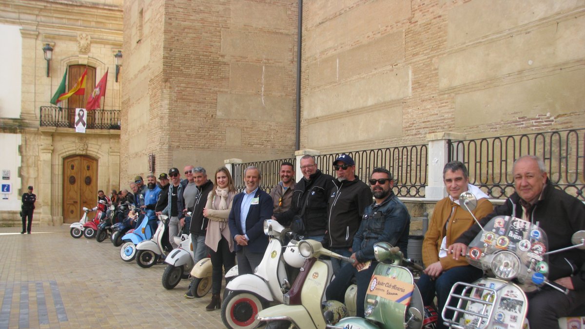 Motos Vespa en la Plaza Mayor de Vera.
