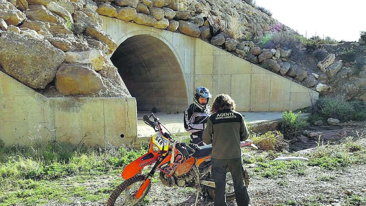 Una agente de Medio Ambiente, denunciando a un motorista el pasado domingo.
